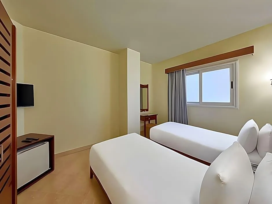 Golden Carven Hotel — 2