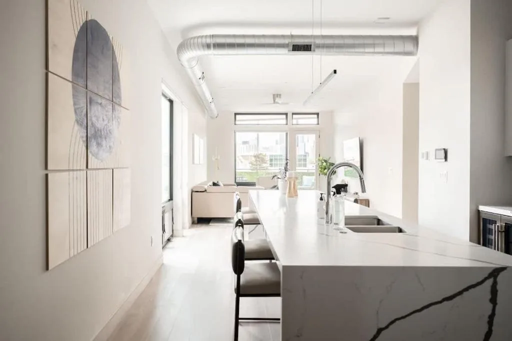 Contemporary Condo - Grill - Balcony - Tesoro — 2