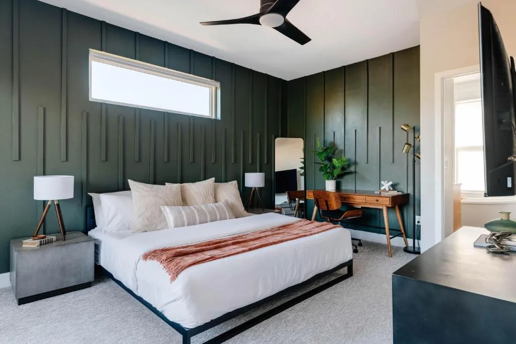 Luxe Getaway - Yard & Roof Deck - 4 Story Townhome — 2