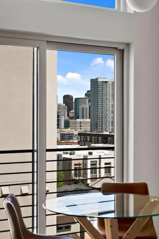 Modern Lifestyle Loft with View - Zuni Lofts — 3