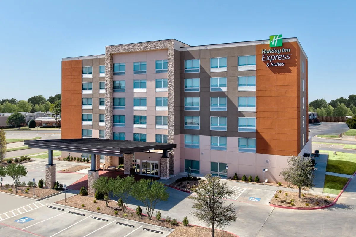 Holiday Inn Express & Suites Moore by IHG — 3
