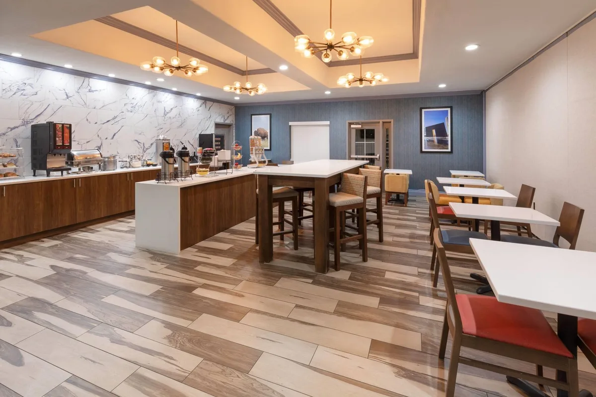 La Quinta Inn & Suites by Wyndham Oklahoma City - Moore — 2