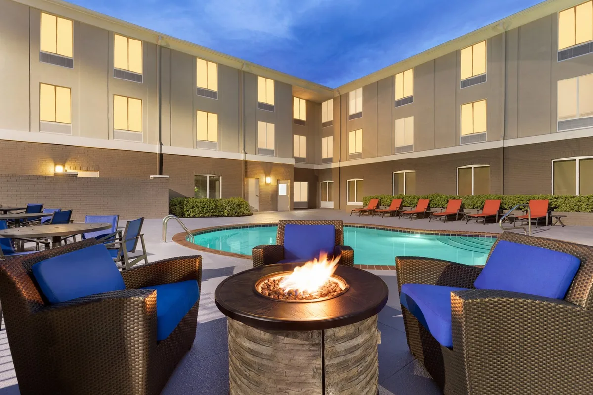 Holiday Inn Express & Suites Auburn - University Area, an IHG Hotel — 2