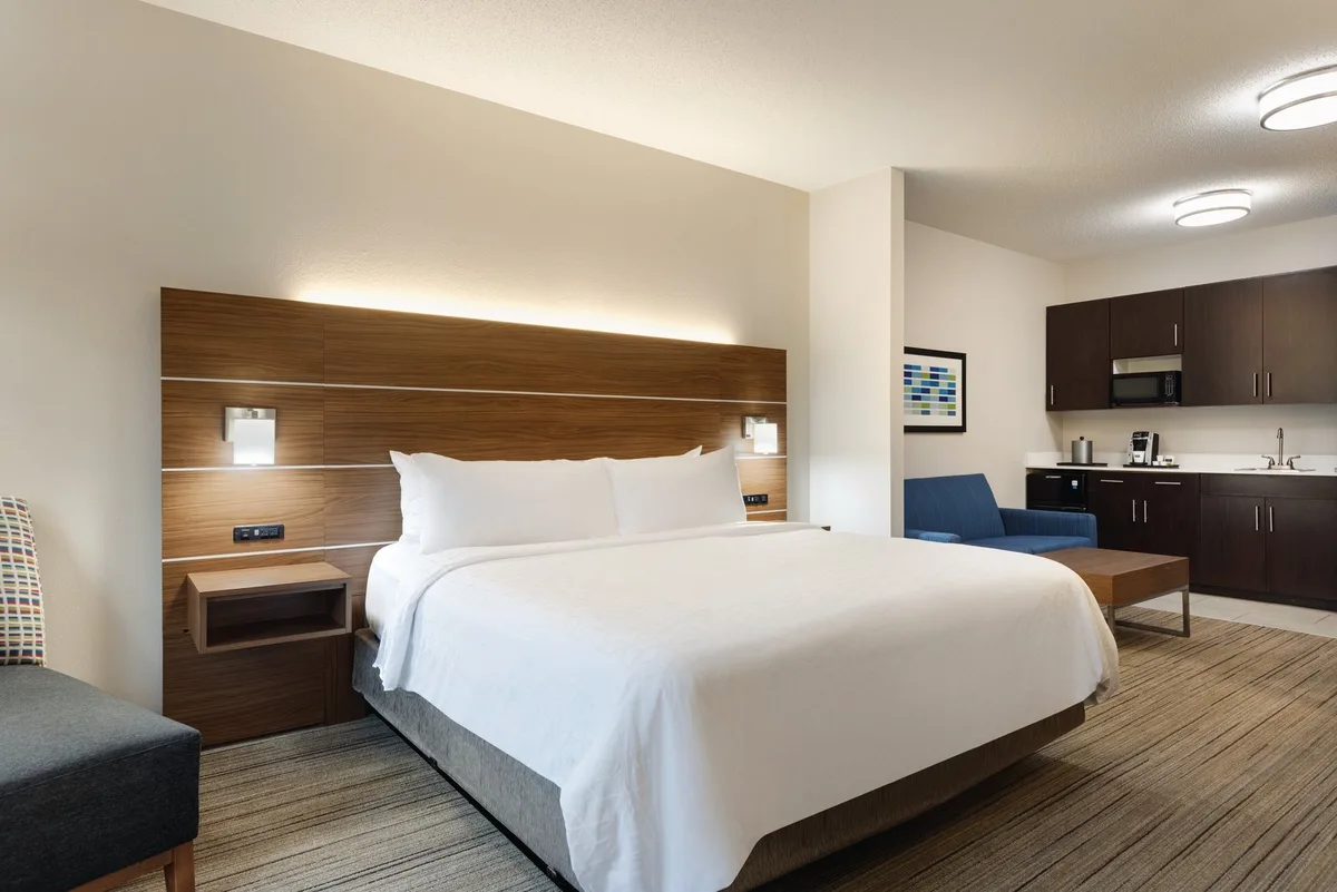 Holiday Inn Express & Suites Opelika Auburn, an IHG Hotel — 3