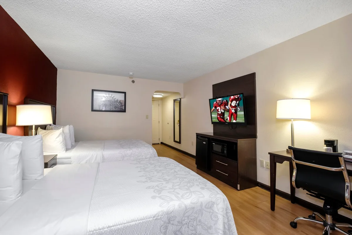 Red Roof PLUS+ & Suites Opelika