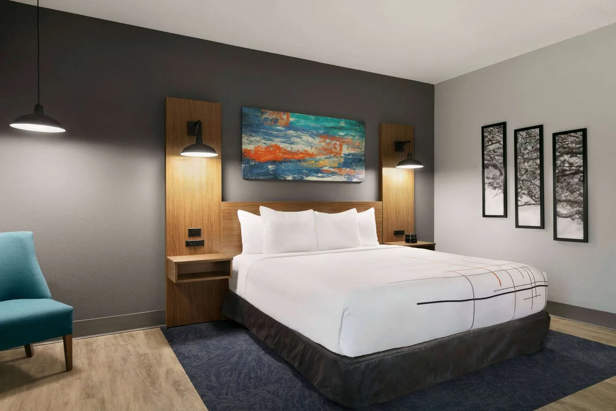 La Quinta Inn & Suites by Wyndham College Station North — 3