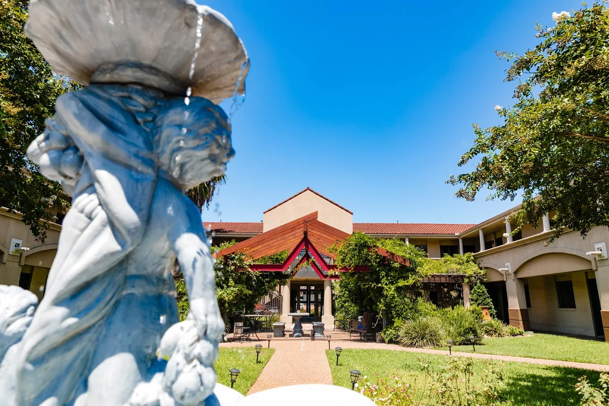 Vineyard Court Designer Suites Hotel — 3