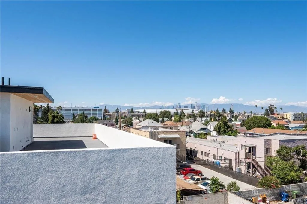 Blue Central Stay Near USC, BMO Stadium & Downtown LA