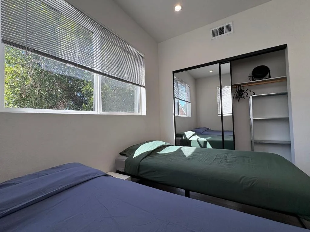 Blue Central Stay Near USC, BMO Stadium & Downtown LA — 2