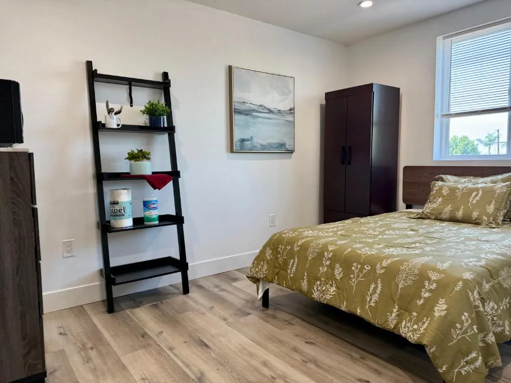 USC Private Suite and Bath Corner Unit fast Wifi Laundry Utilities Included Monthly Long Term — 2