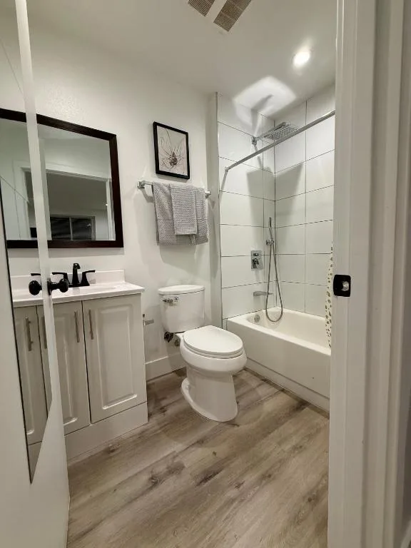 USC Private Suite and Bath Corner Unit fast Wifi Laundry Utilities Included Monthly Long Term — 3