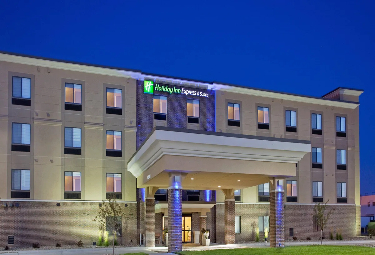 Holiday Inn Express & Suites Lincoln Airport by IHG — 2