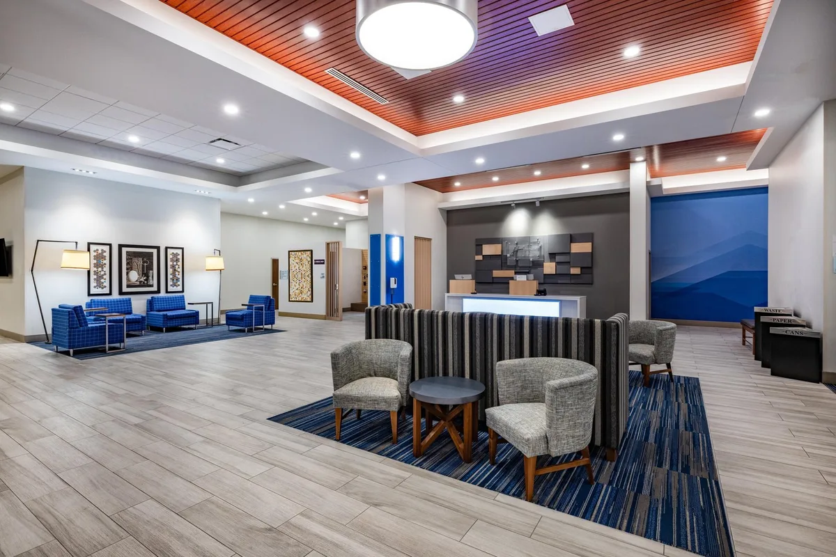 Holiday Inn Express & Suites Lincoln Downtown, an IHG Hotel — 2