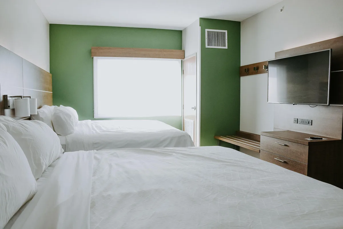 Holiday Inn Express & Suites Lincoln South by IHG — 2