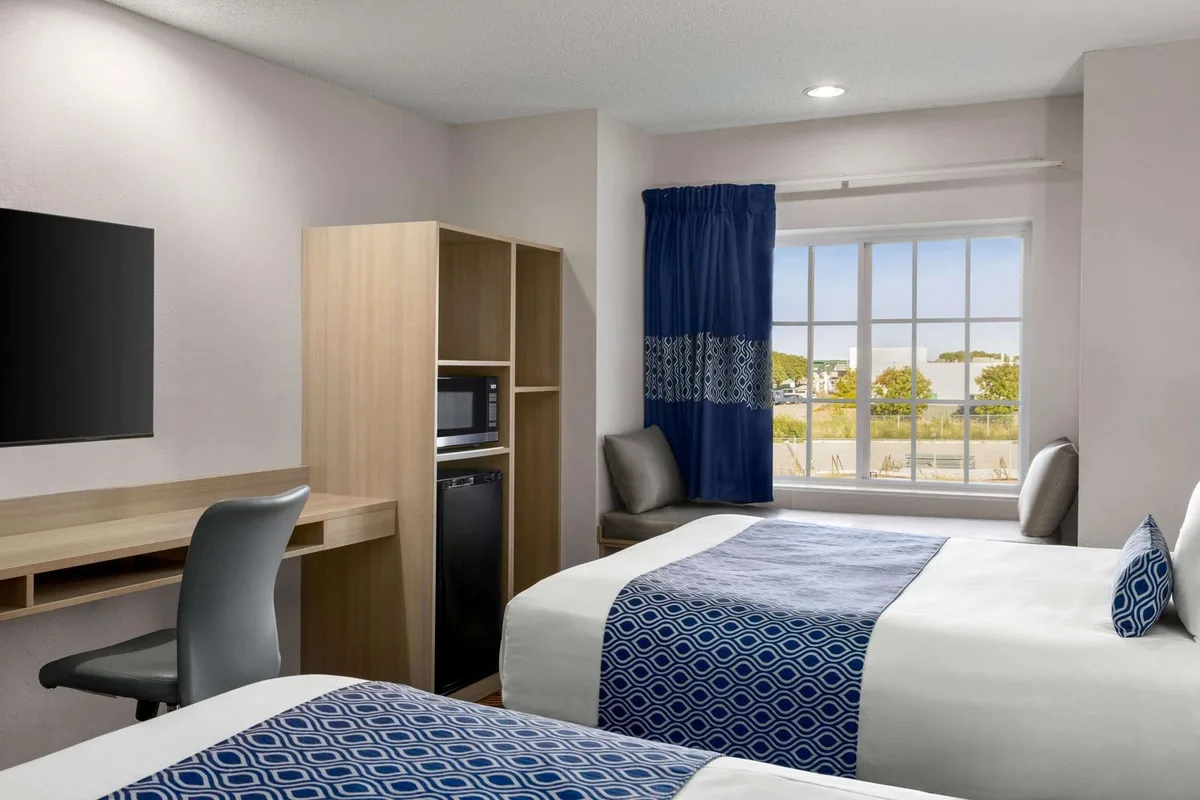 Microtel Inn & Suites by Wyndham Lincoln — 2