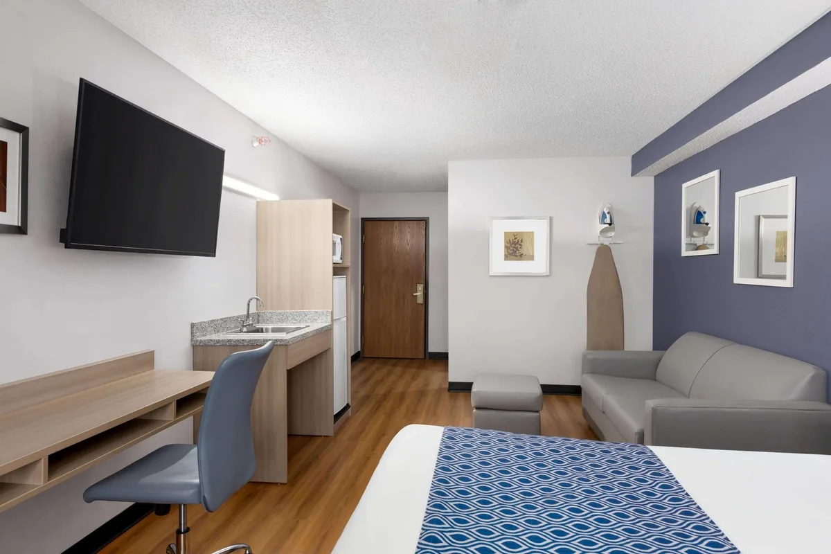 Microtel Inn & Suites by Wyndham Lincoln — 3