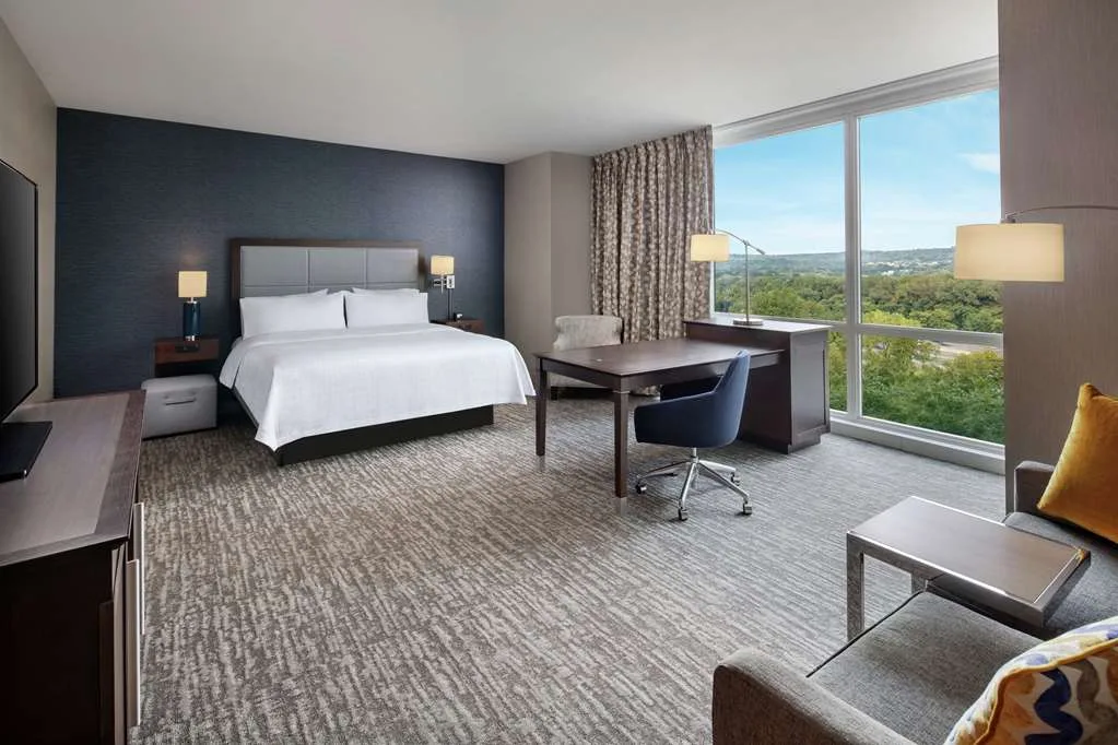 Hampton Inn & Suites Teaneck Glenpointe — 2