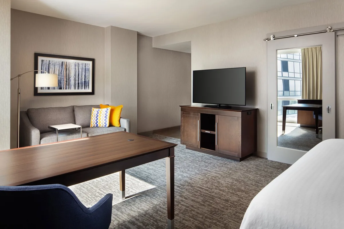 Hampton Inn & Suites Teaneck Glenpointe — 3