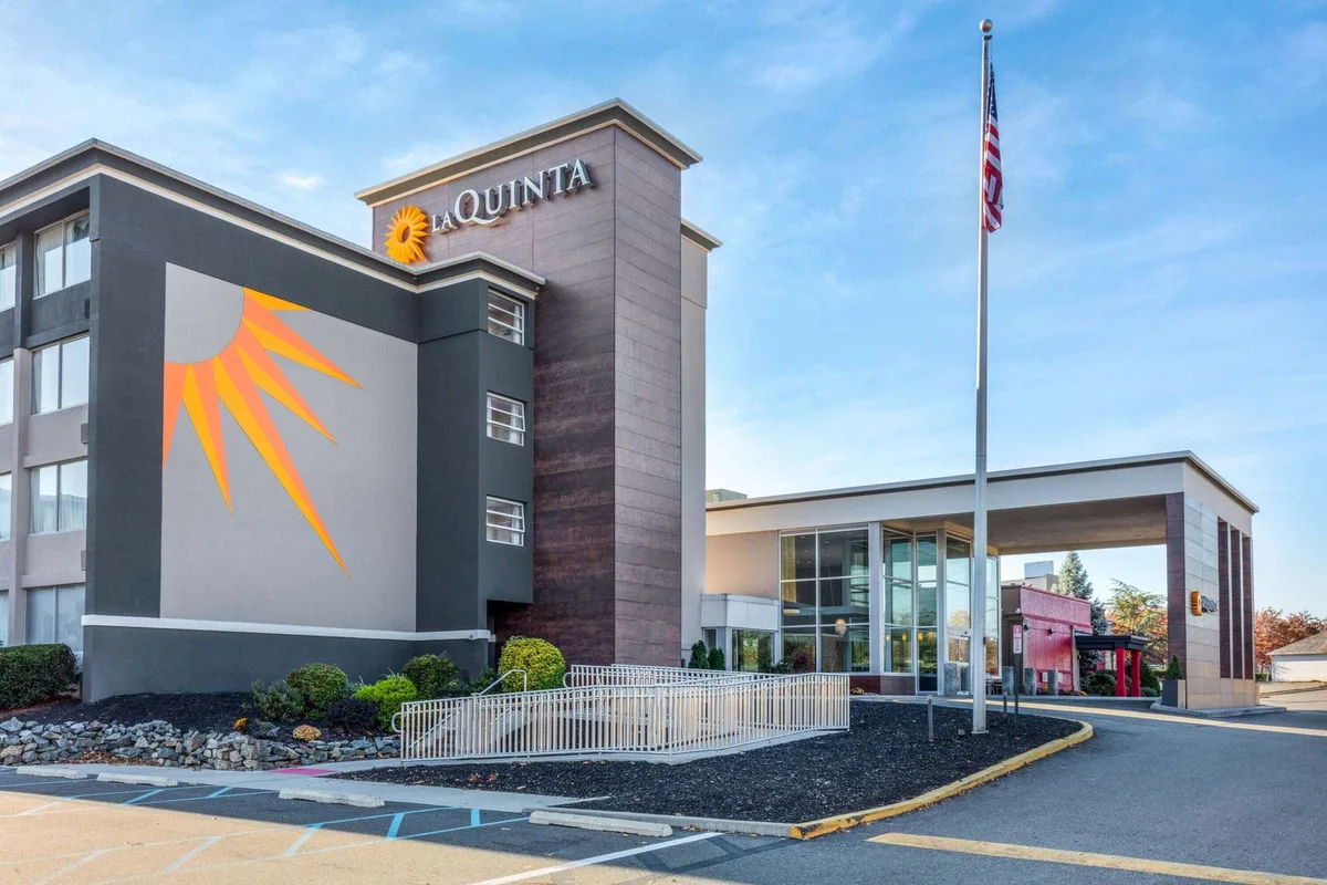 La Quinta Inn & Suites by Wyndham Clifton/Rutherford — 3