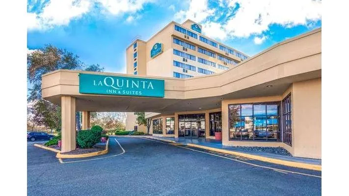 La Quinta Inn & Suites by Wyndham Secaucus Meadowlands — 2