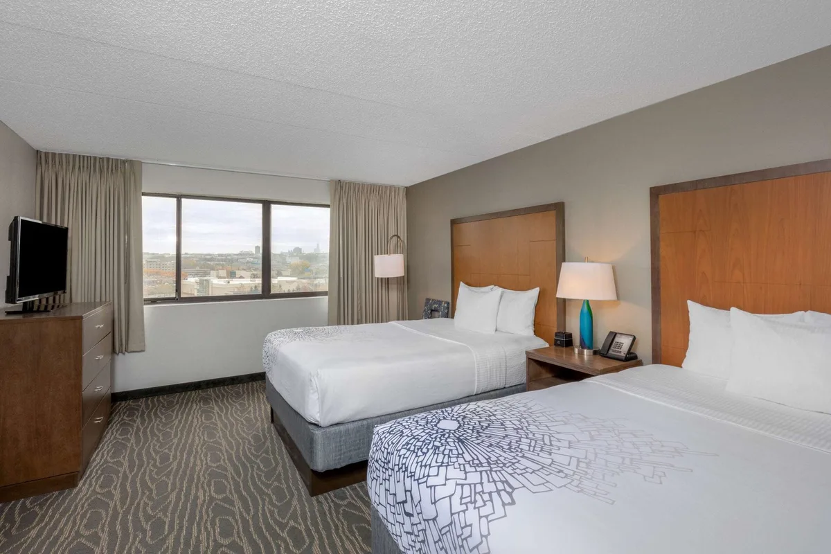 La Quinta Inn & Suites by Wyndham Secaucus Meadowlands — 3