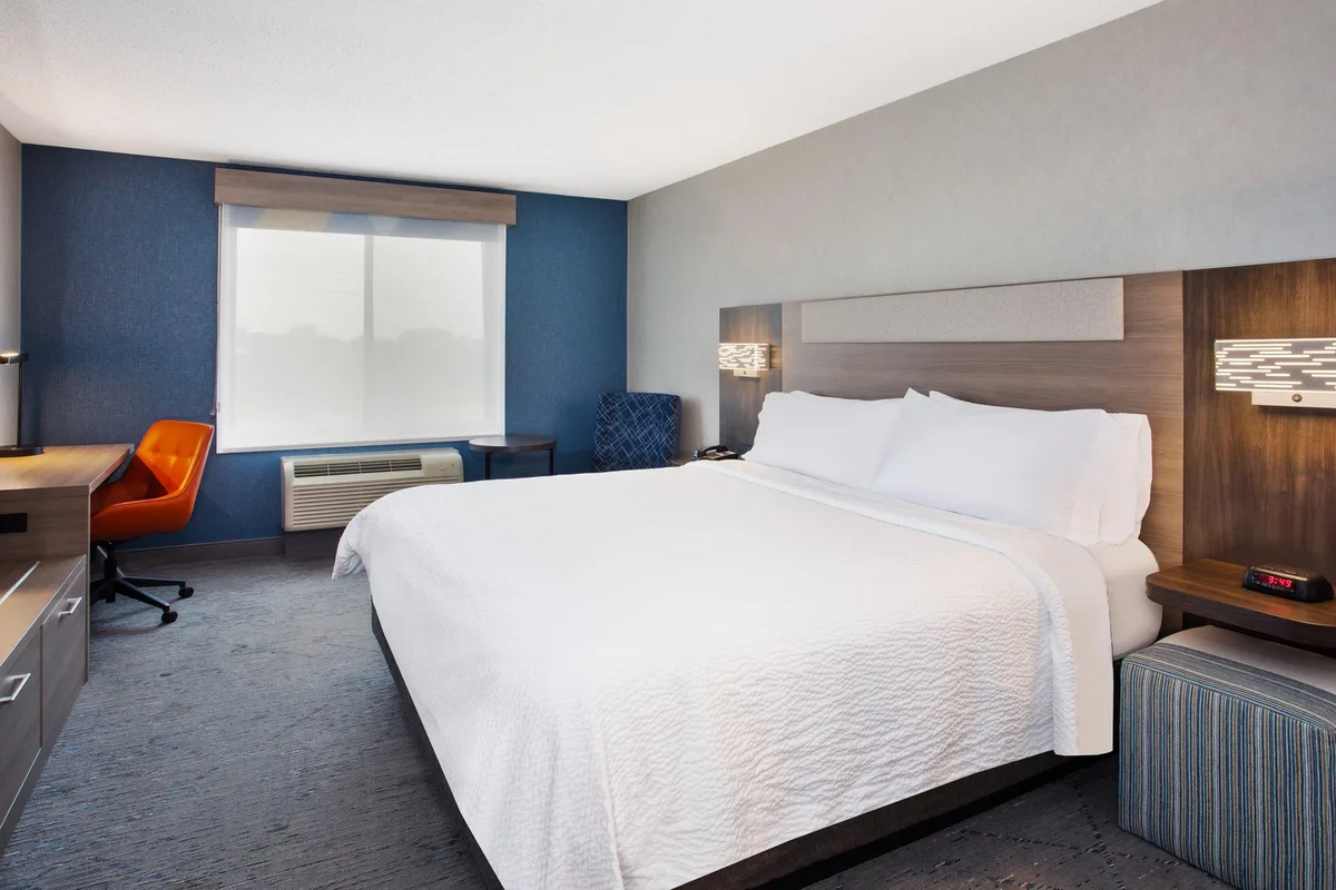 Holiday Inn Express & Suites Belleville (Airport Area) by IHG — 3