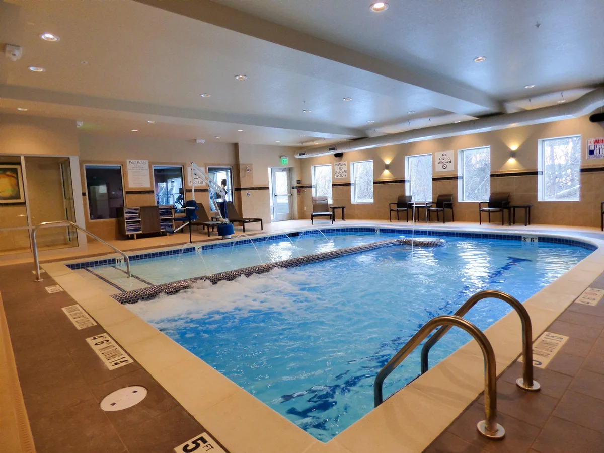 Holiday Inn Express & Suites Plymouth - Ann Arbor Area by IHG — 3