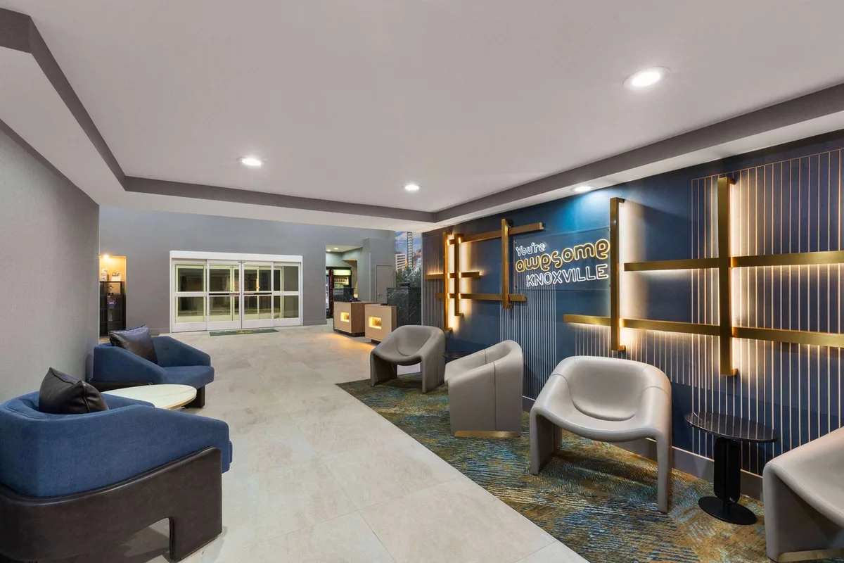 La Quinta Inn & Suites by Wyndham Knoxville Papermill — 2