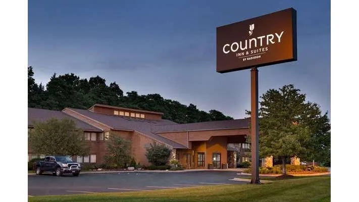 Country Inn & Suites by Radisson, Mishawaka, IN — 3