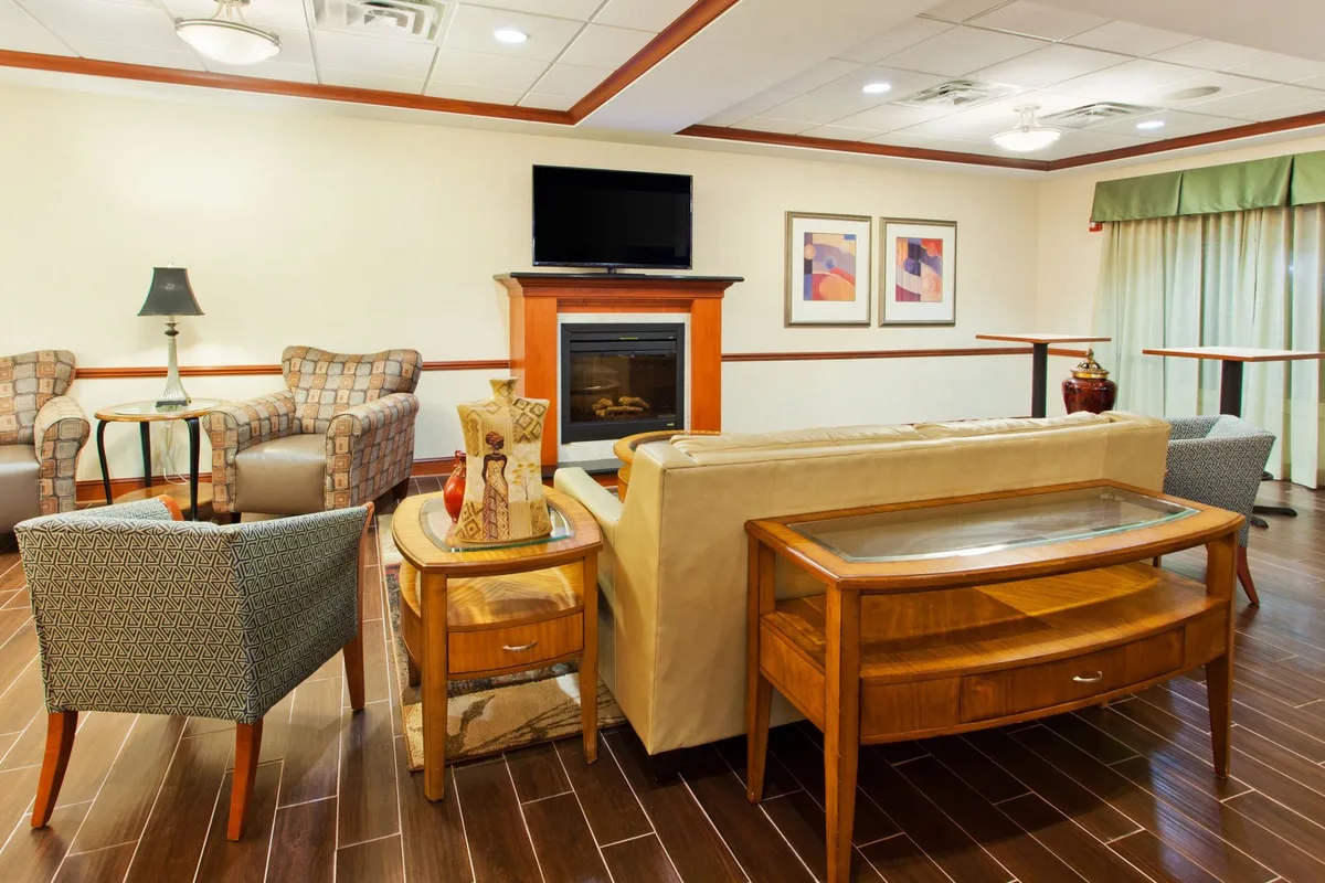 Holiday Inn Express & Suites Baton Rouge East by IHG — 2