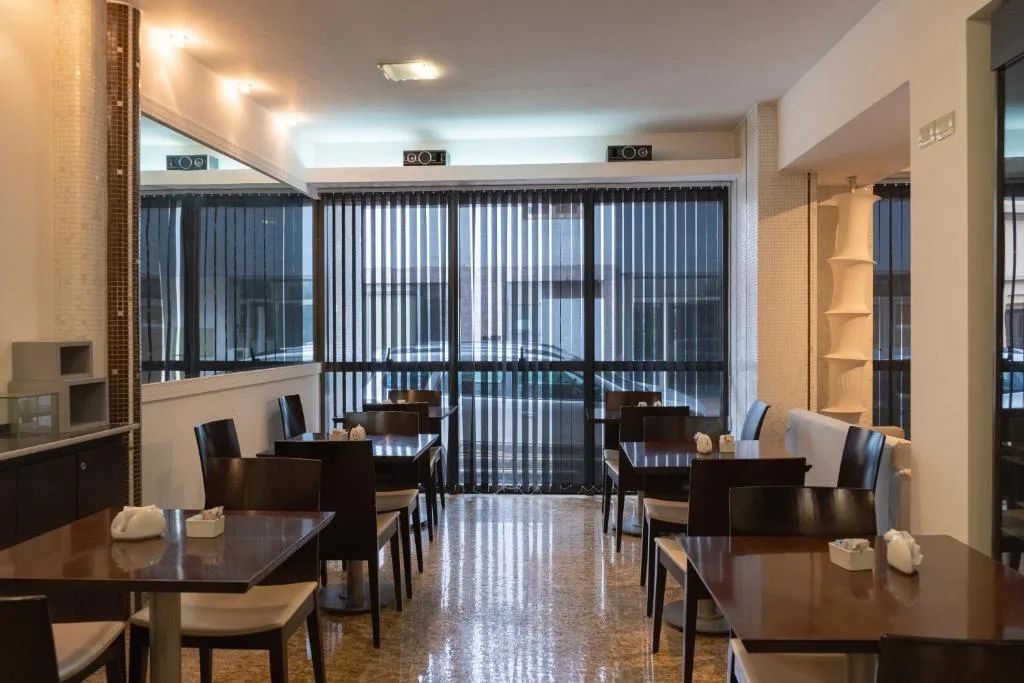 Zoom Apartments Hotel — 2