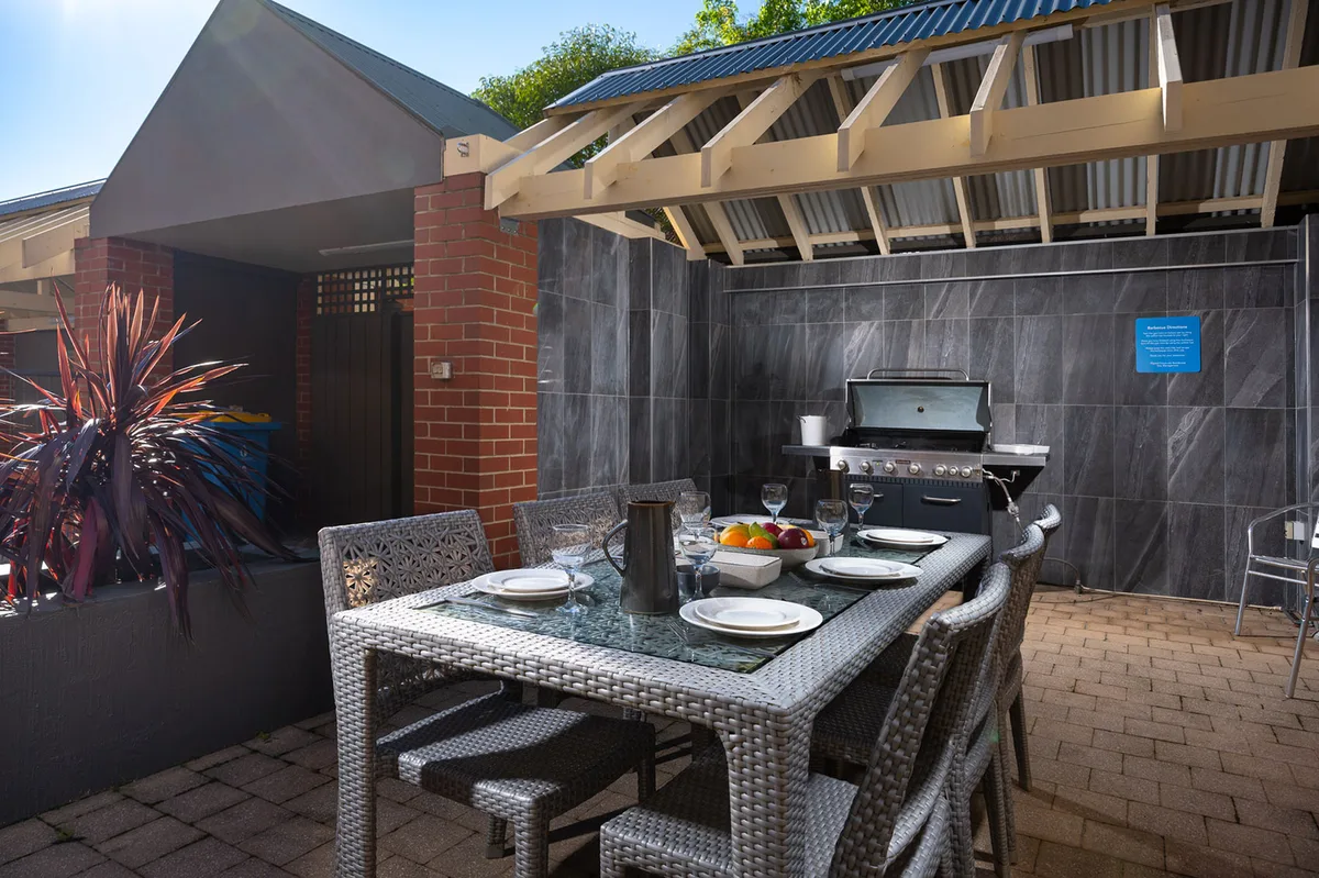 MainStay Suites Kew — 5