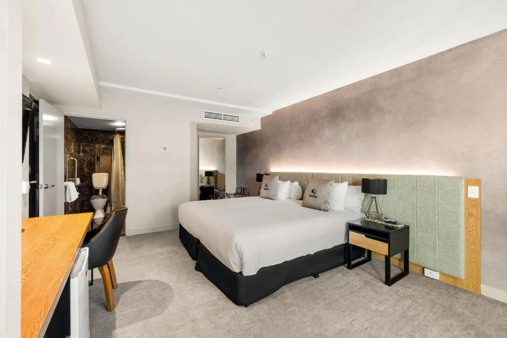 Jephson Hotel & Apartments — 2