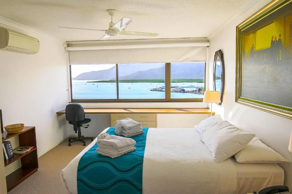 Cairns Aquarius — 2