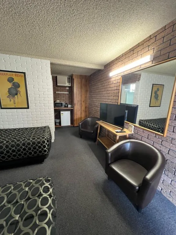 Cessnock Vintage motor inn — 4