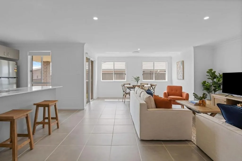 Wine Down 700m walk to Cessnock CBD — 4