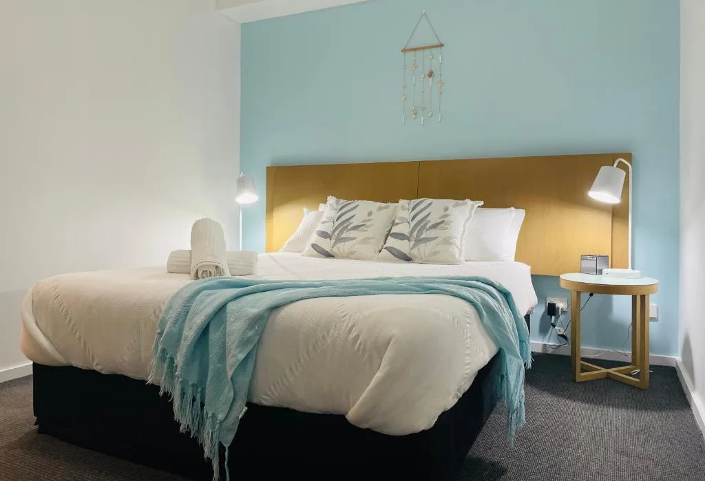 Modern unit, Pool, Gym, kitchen & CBD location — 2