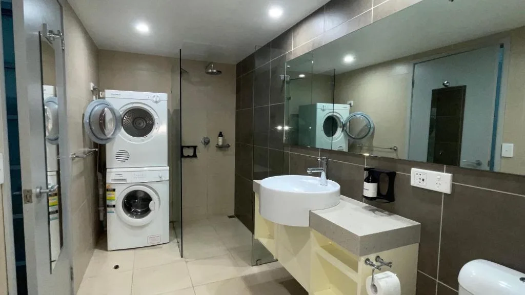 Modern unit, Pool, Gym, kitchen & CBD location — 3