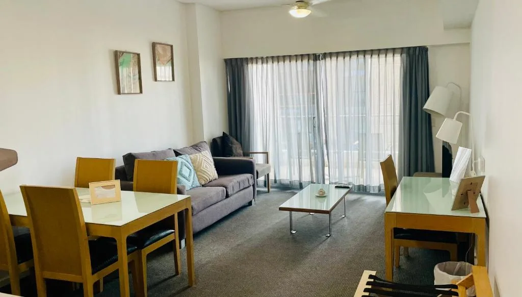 Modern unit, Pool, Gym, kitchen & CBD location — 5
