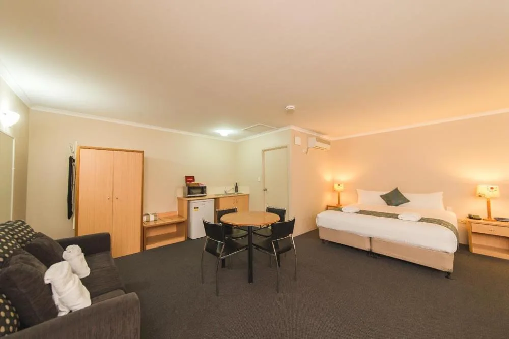Harbour Sails Motor Inn — 2
