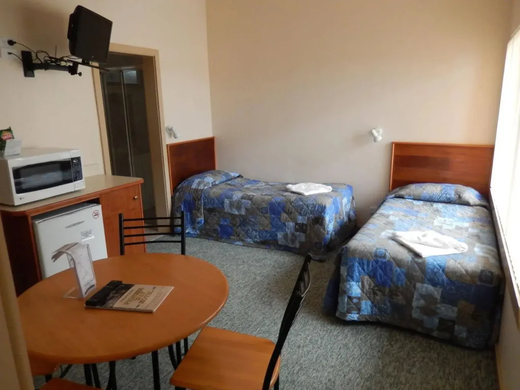 Pioneer Way Motel — 3