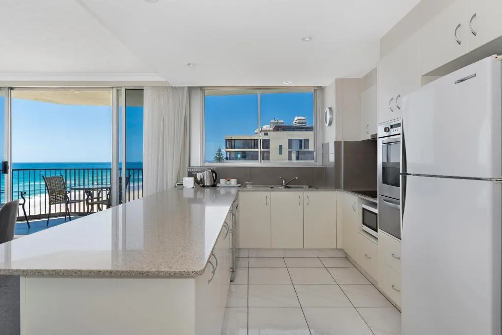 Golden Sands on the Beach - Absolute Beachfront Apartments — 4