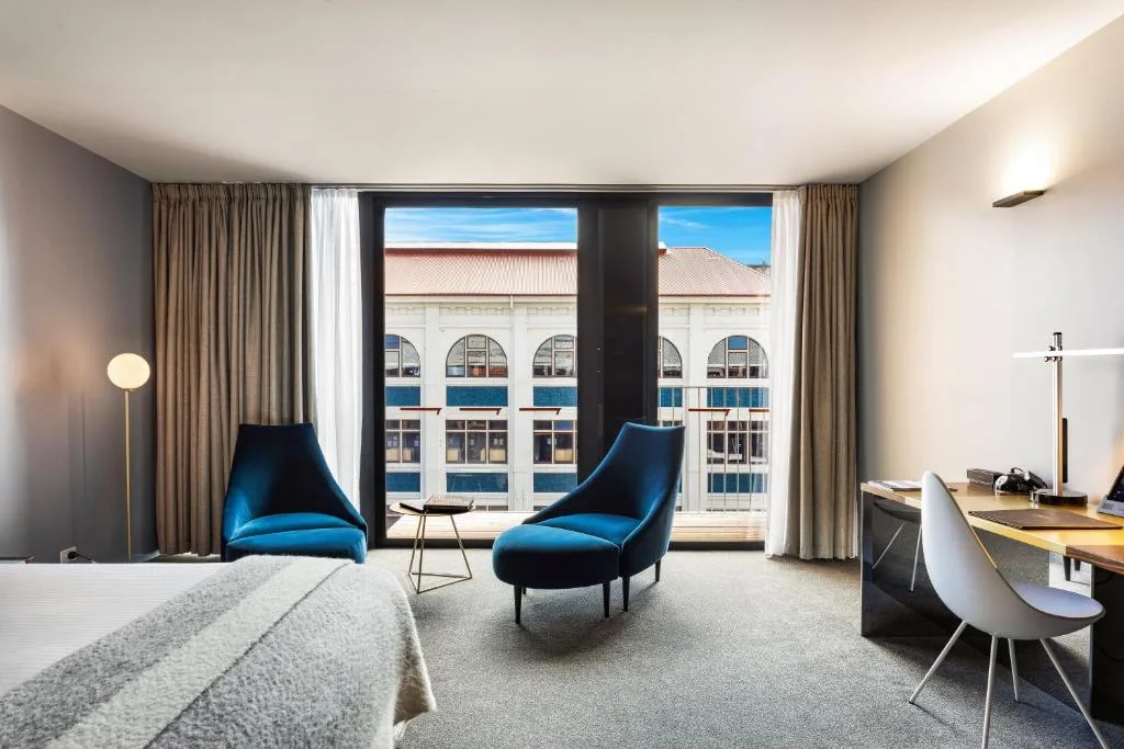 MACq 01 Hotel — 2
