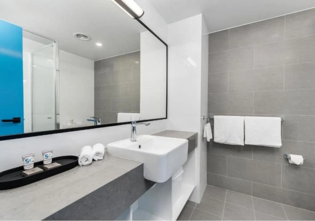 Thornton Executive Hotel — 3