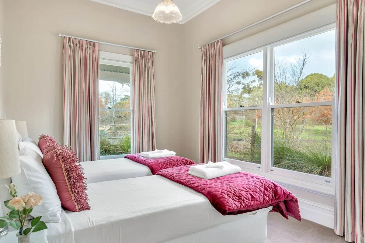 Grandview Accommodation - The Elm Tree Apartments — 2