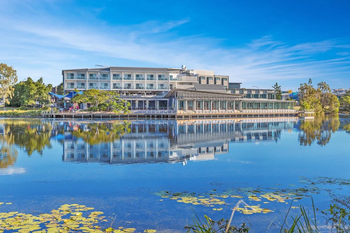 North Lakes Hotel