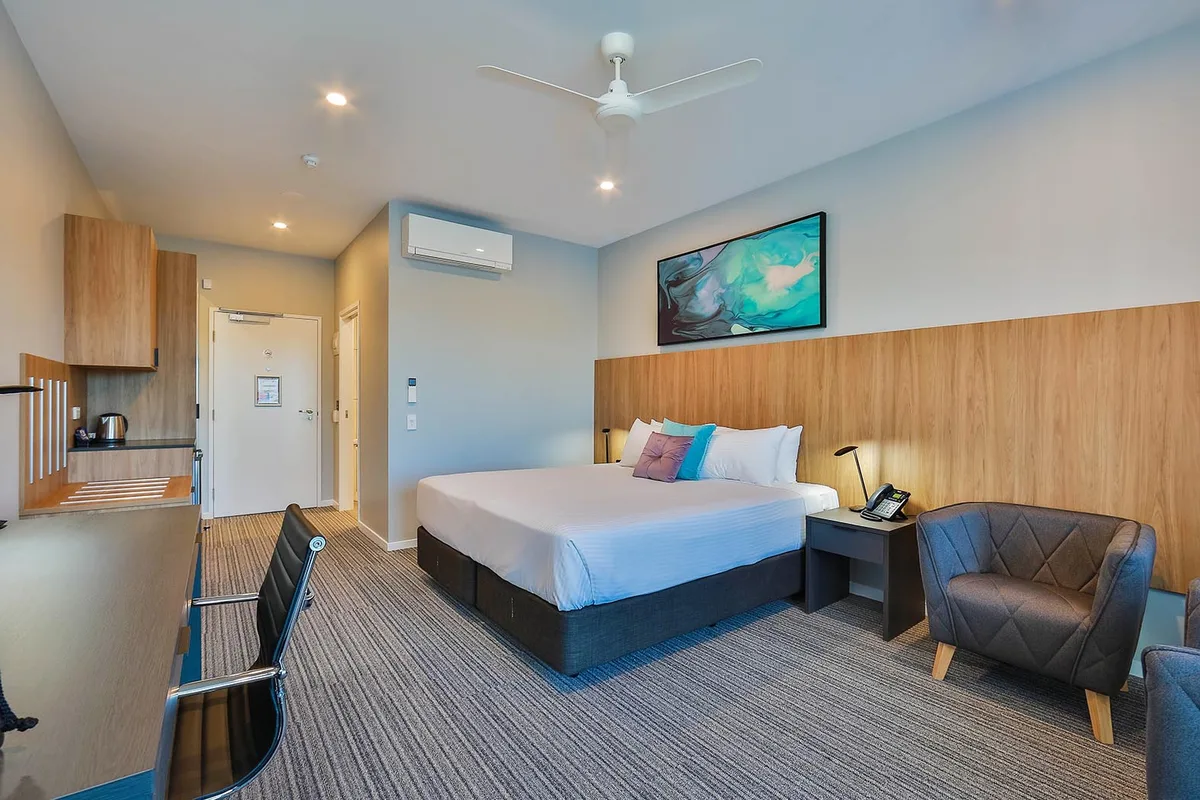 North Lakes Hotel — 3