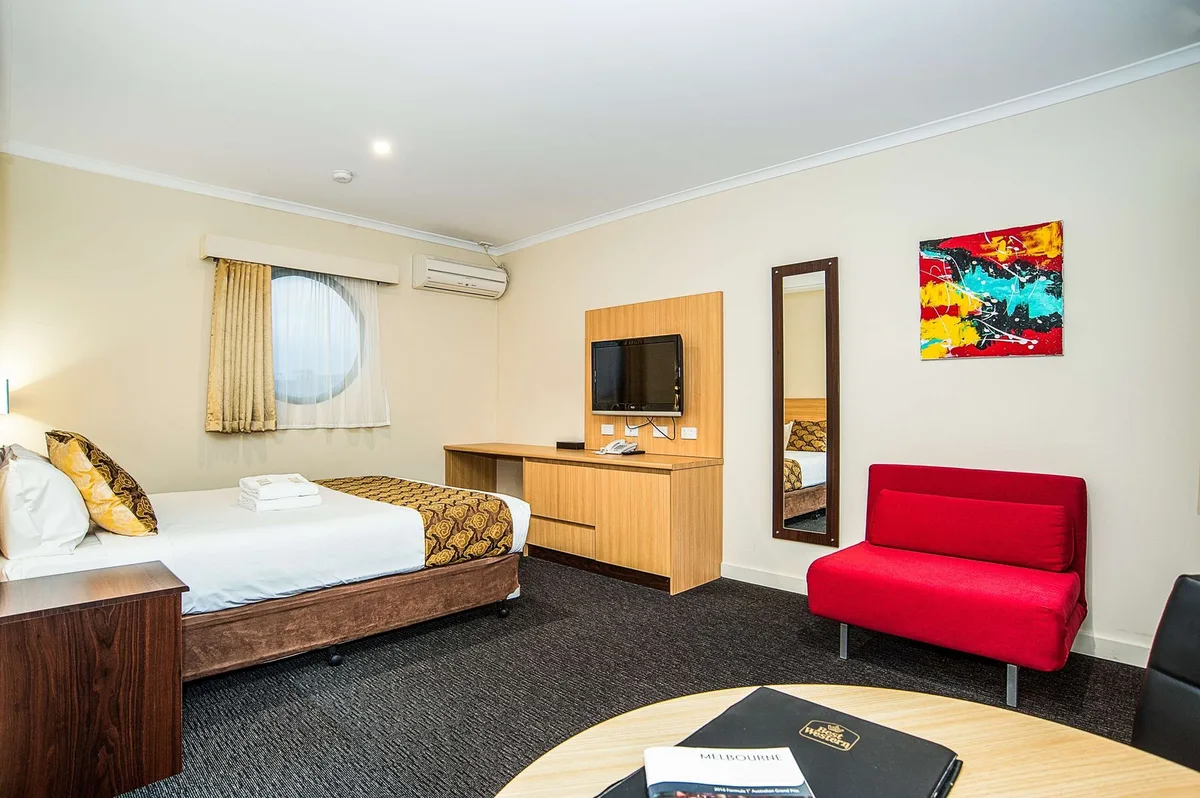 Mahoneys Motor Inn — 4