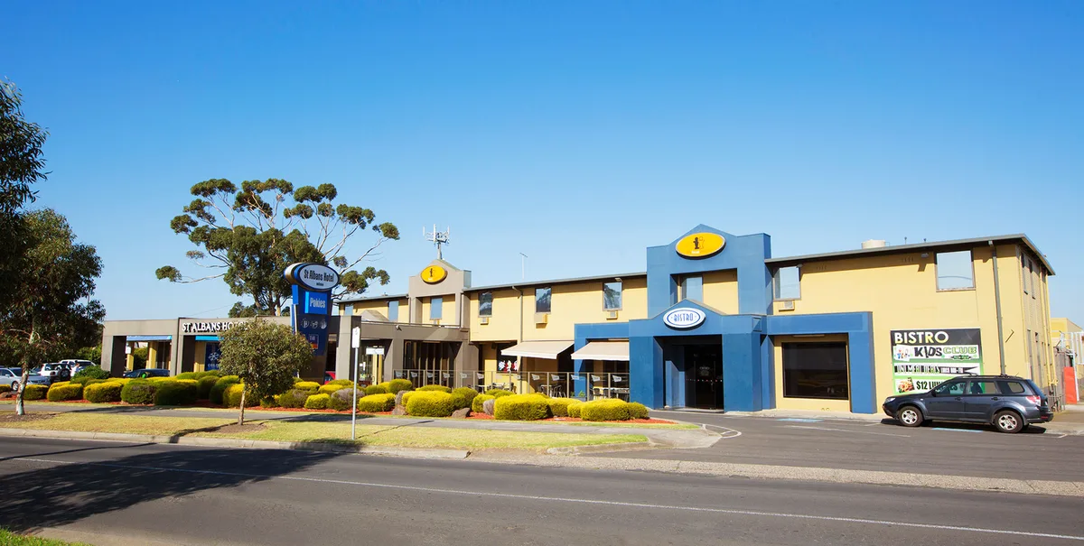 Nightcap at St Albans Hotel — 4