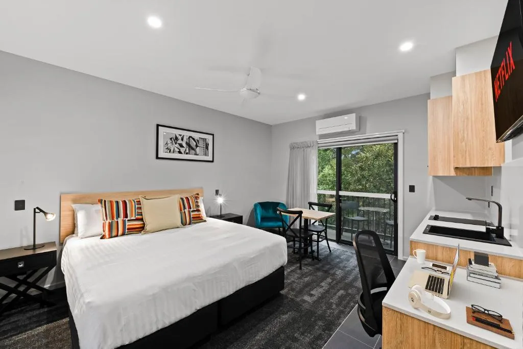 AVENUE MOTEL APARTMENTS — 2